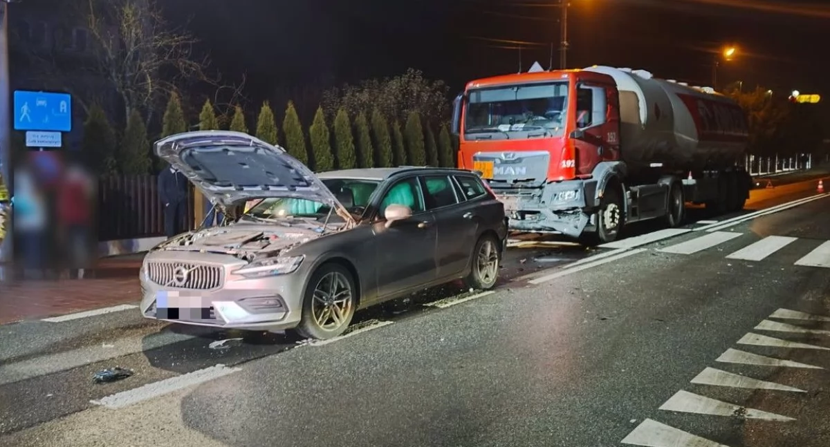 Żelechów: Kierowca ciężarówki wjechał w tył volvo. Policja apeluje – „Zachowaj odstęp!”