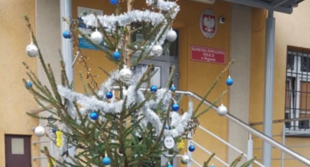 Choinka przed komendą policji. Zamień odblask na ozdobę