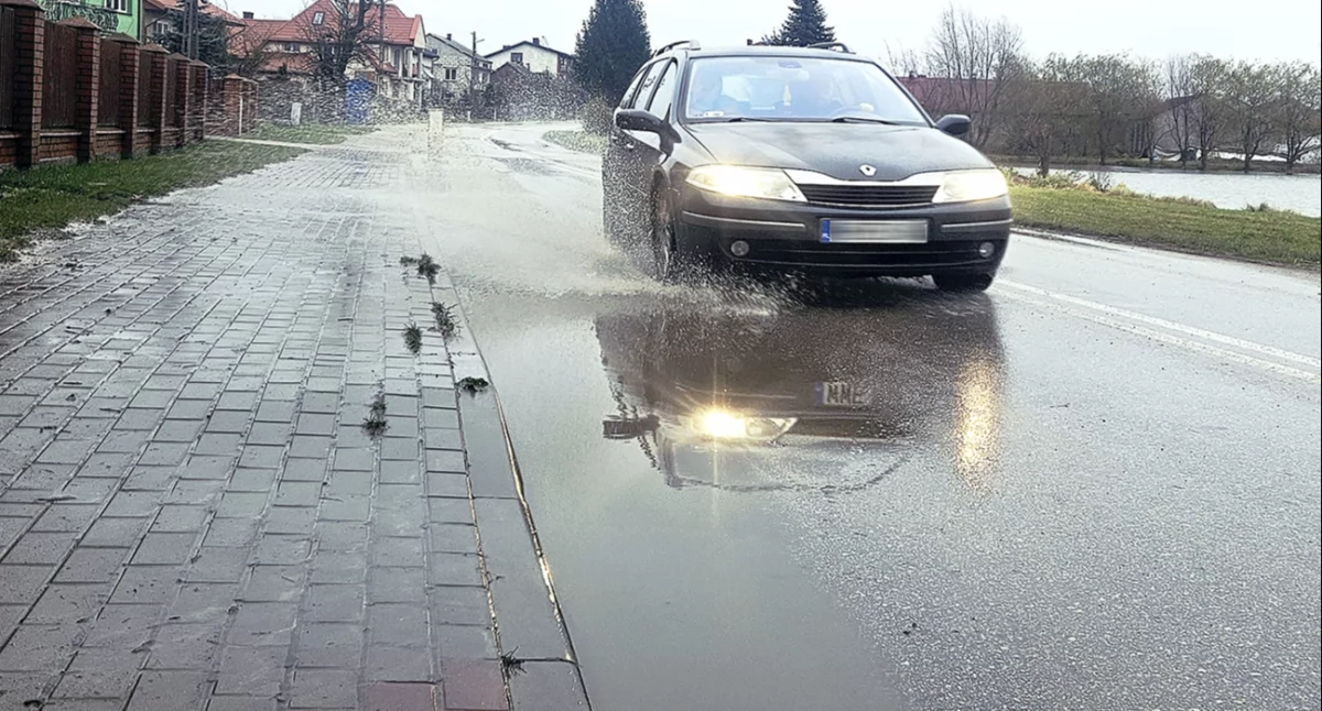 Gmina Paprotnia: Sześć lat z kałużą