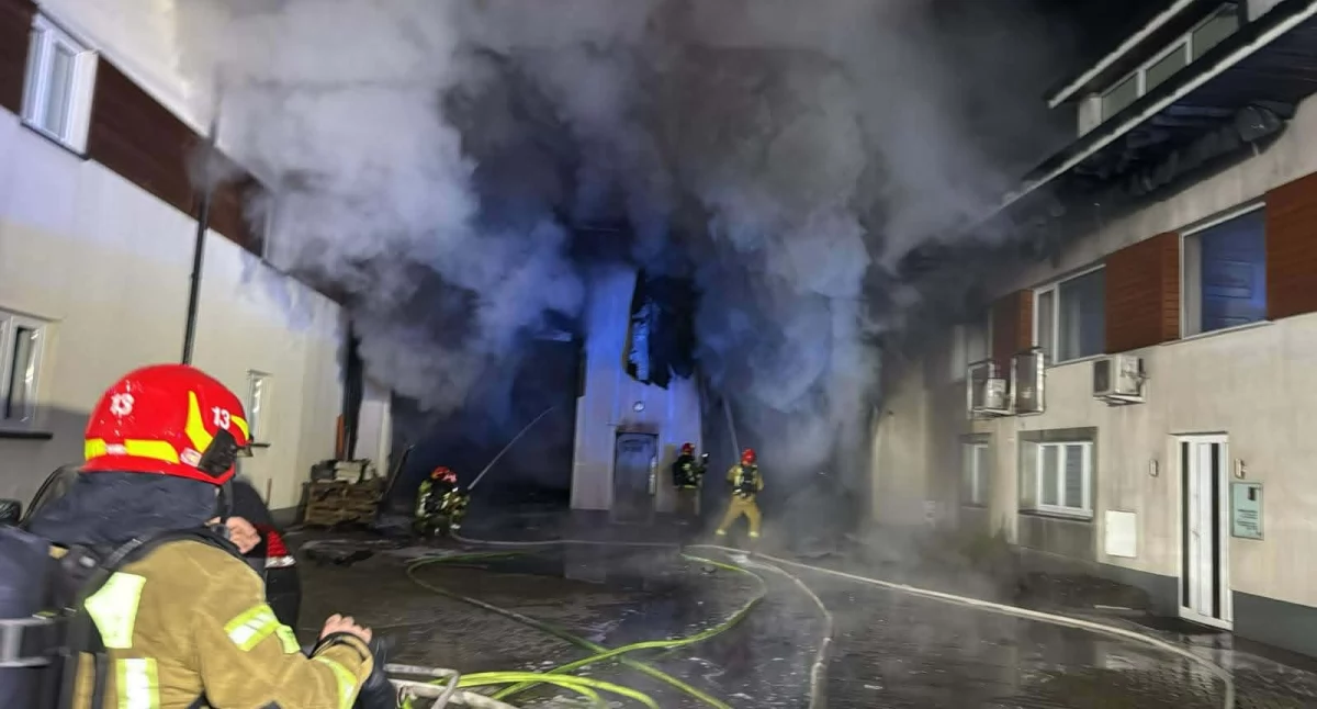 Pożar warsztatu w Sulejówku. Na miejscu 12 zastępów straży pożarnej
