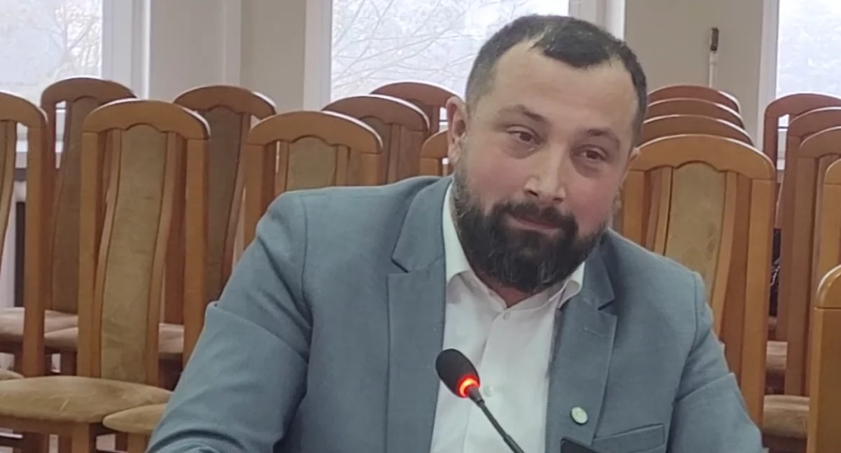  Radny Maciej Osiński czyta autorską 