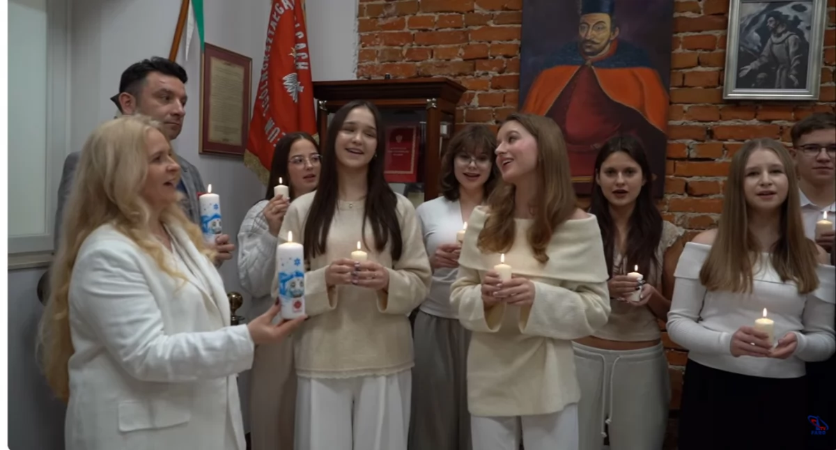 Świąteczne życzenia IV LO w Siedlcach. Uczniowie i nauczyciele nagrali kolędę [WIDEO]