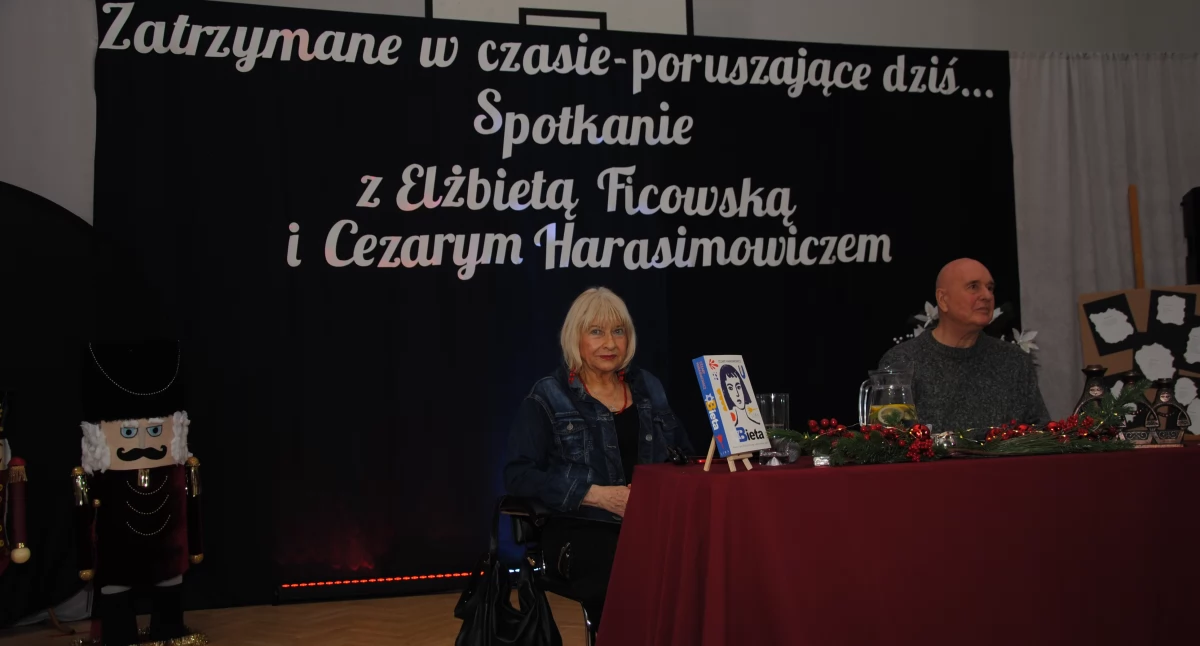 Głos ocalałej i głos pisarza. Poruszające spotkanie Elżbiety Ficowskiej i Cezarego Harasimowicza w Żelkowie-Kolonii