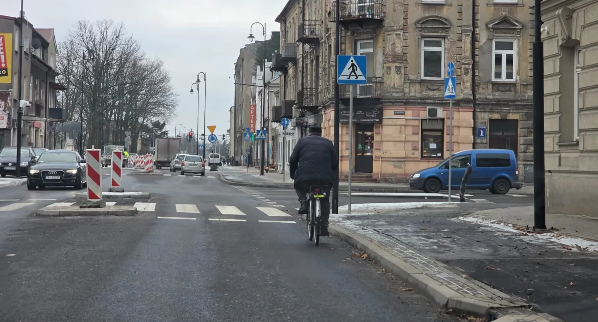 Ścieżka rowerowa jest, ale... rowerzyści i tak jeżdżą ulicą