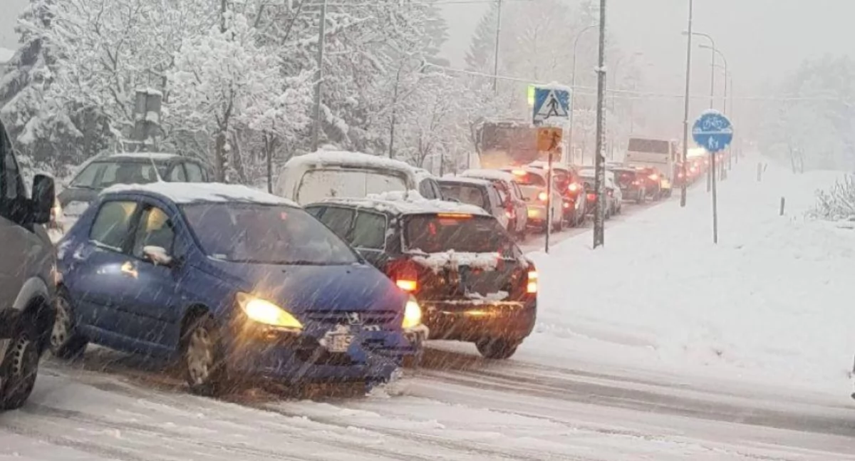 Kierowco uważaj! Śnieg i śliska nawierzchnia wymagają szczególnej ostrożności