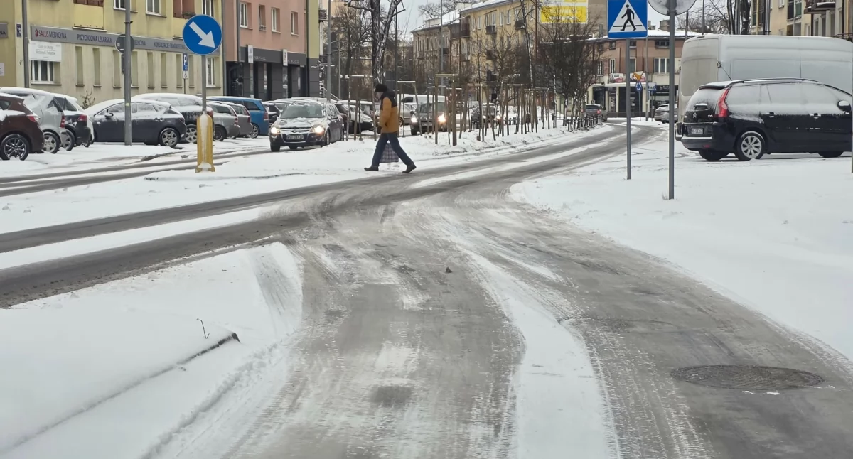 Uwaga na lód! Bardzo trudne warunki na drogach i chodnikach w Siedlcach