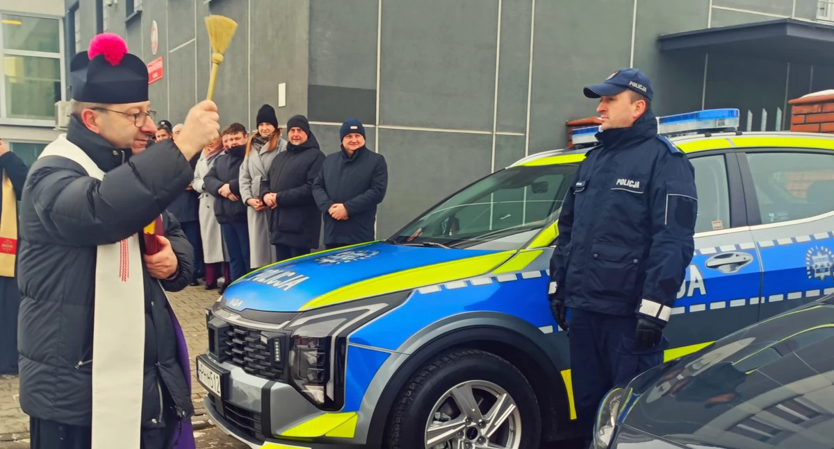 Łosice: policjanci z nowymi radiowozami