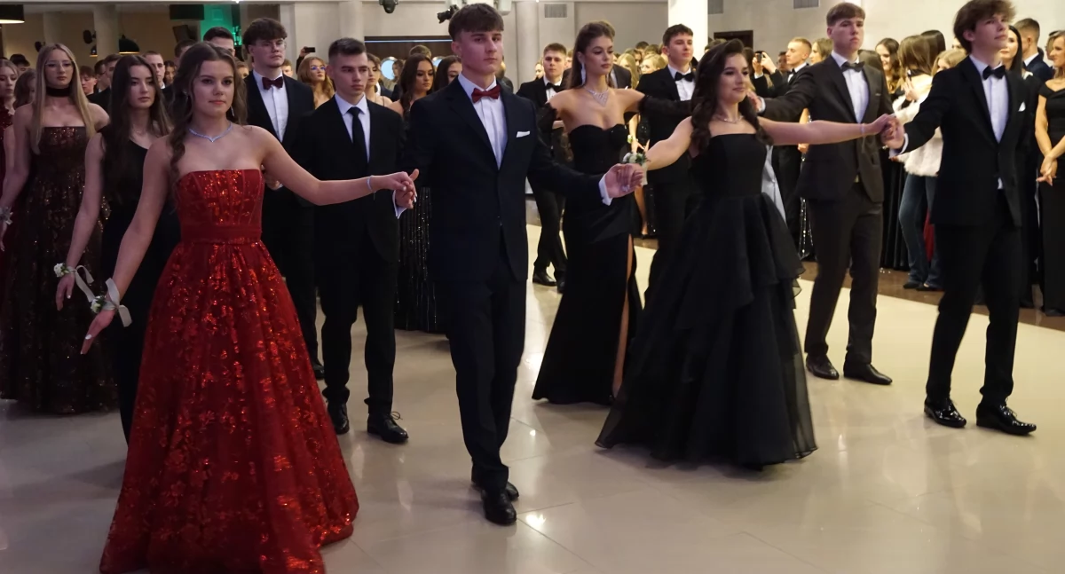 Studniówka maturzystów z I LO w Węgrowie (zdjęcia i filmy)