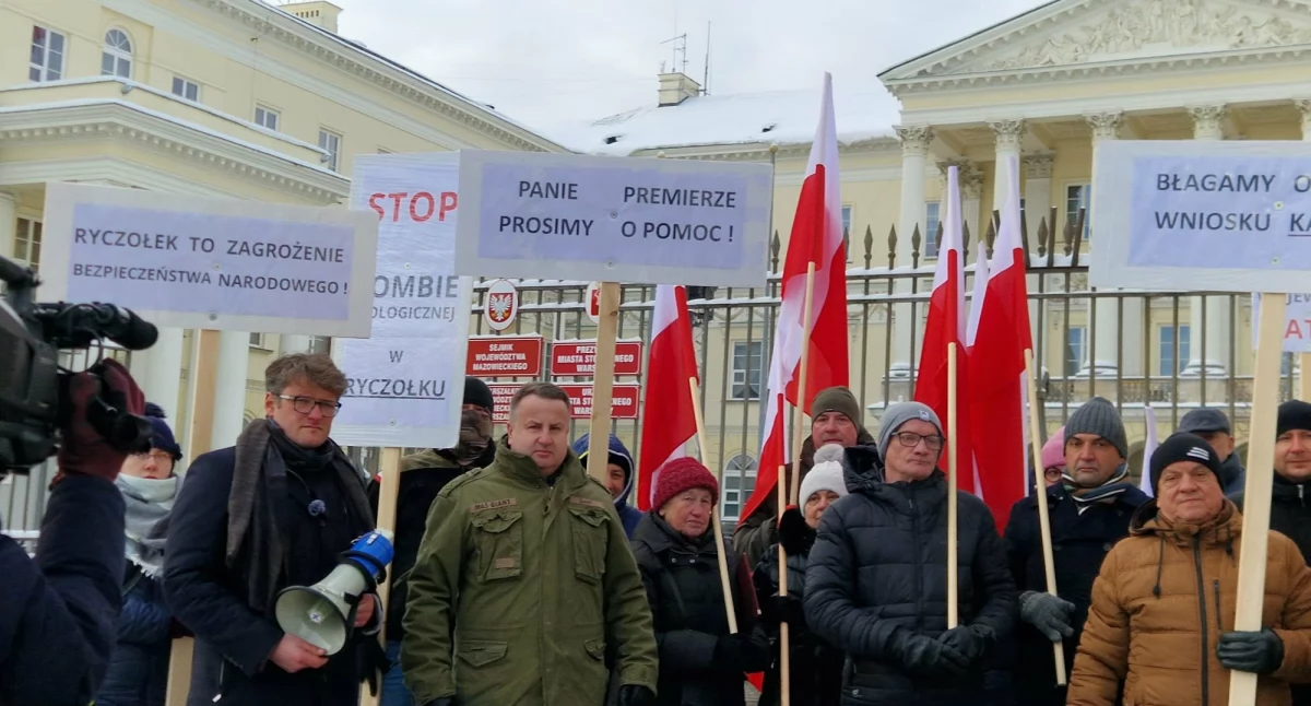 Burmistrz i mieszkańcy protestują w Warszawie. Apel o pilne decyzje ws. składowiska w Ryczołku