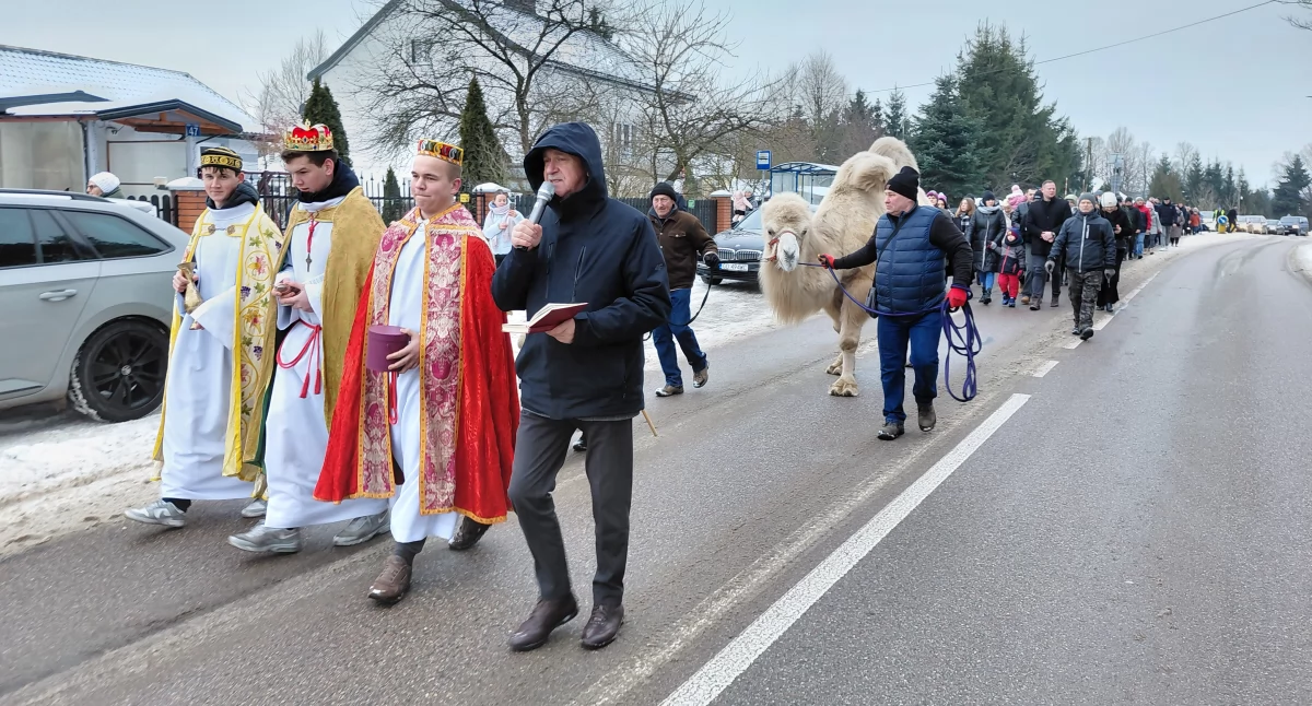 Czytelniczy piszą: Mędrcy świata w Rudzie Wolińskiej – pierwszy Orszak Trzech Króli w parafii św. Andrzeja Boboli