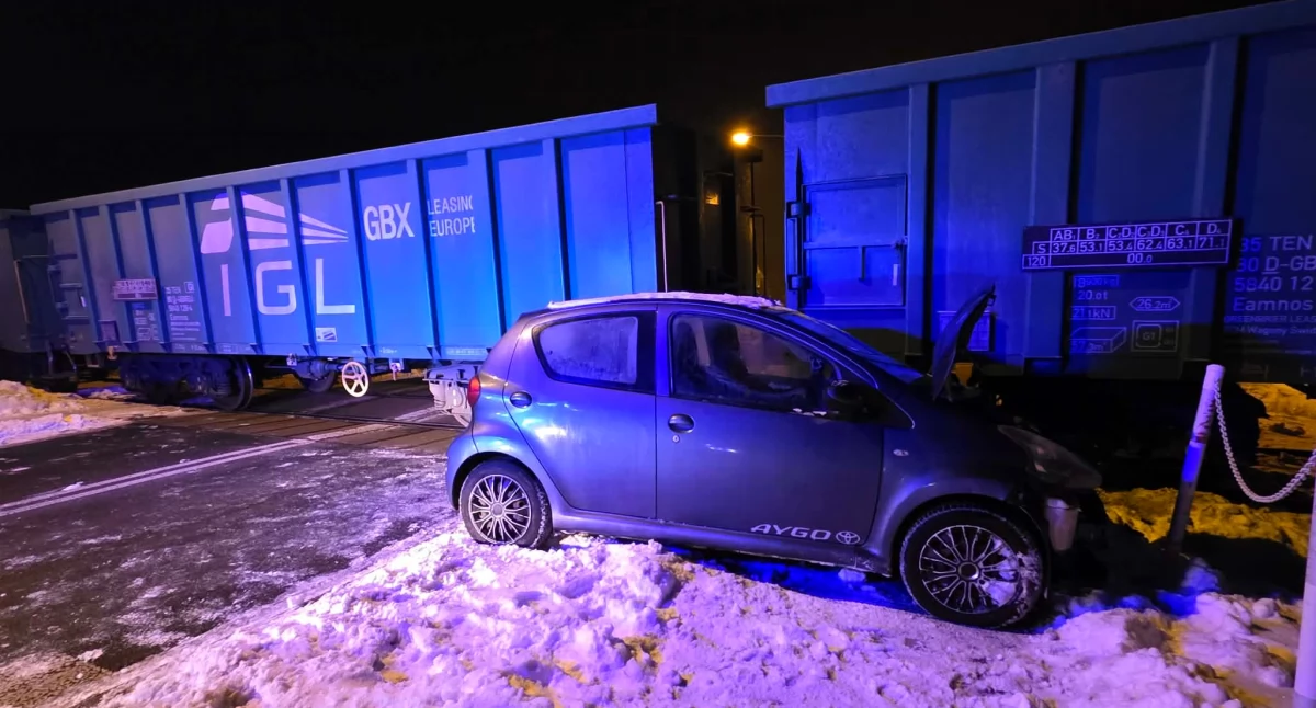 Wypadek na przejeździe kolejowym przy ul. Piaskowej. Samochód wjechał pod pociąg 