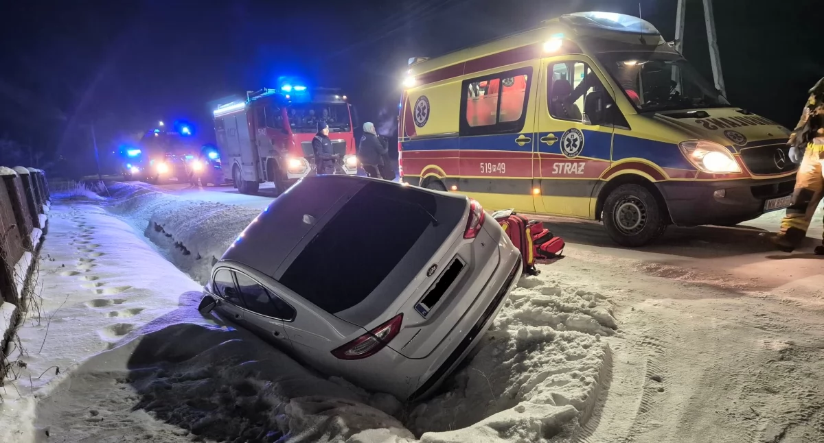 Tragiczne zdarzenie w Ładzyniu. Samochód w rowie, jedna osoba nie żyje