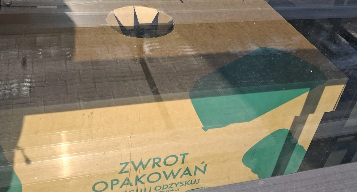 Wielkie kartonowe pudło z dziurą w środku, czyli butelkomaty po siedlecku