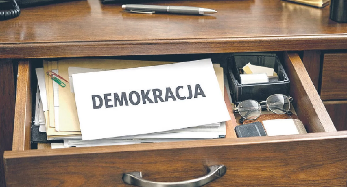 Przewodniczący sokołowskiej rady ukrywa dokumenty przed radnymi (!) i mieszkańcami. Demokracja w szufladzie