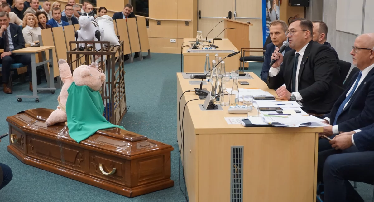 Minister rolnictwa w Siedlcach. Na spotkanie rolnicy przynieśli klatkę na świnie i trumnę