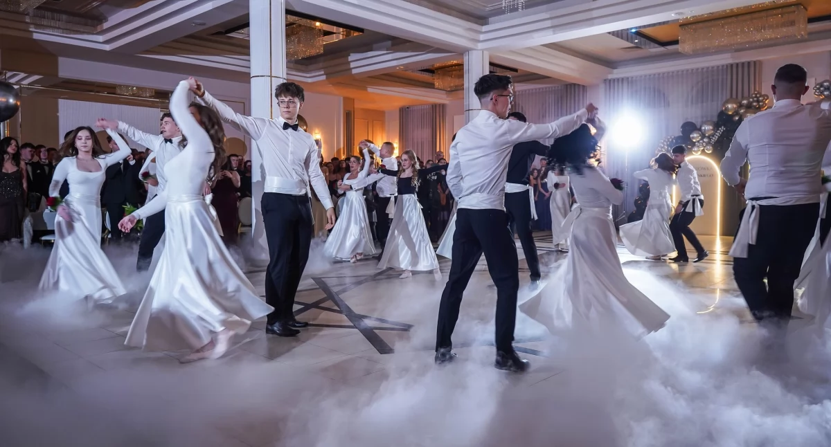 Studniówka uczniów IV LO w Siedlcach. Bal maturzystów (zdjęcia+filmy)