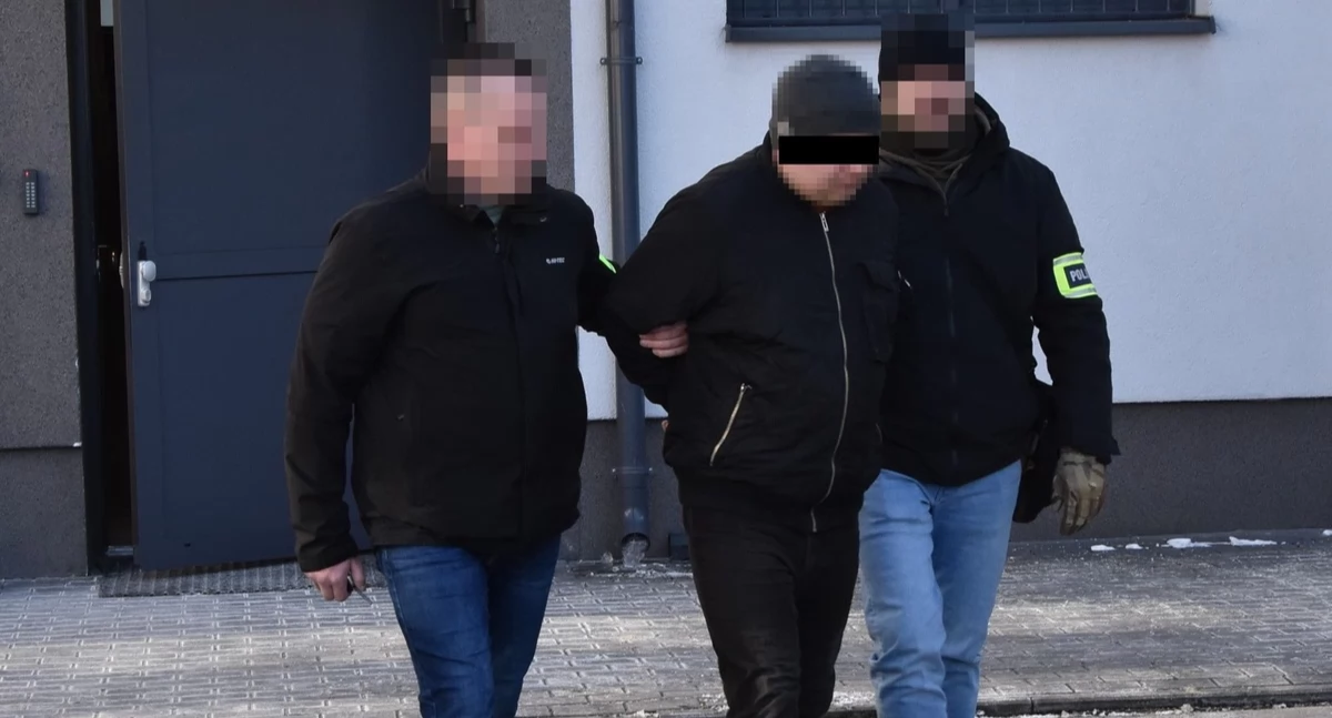Uciekając, chciał zepchnąć radiowóz do rowu i staranować policjanta 