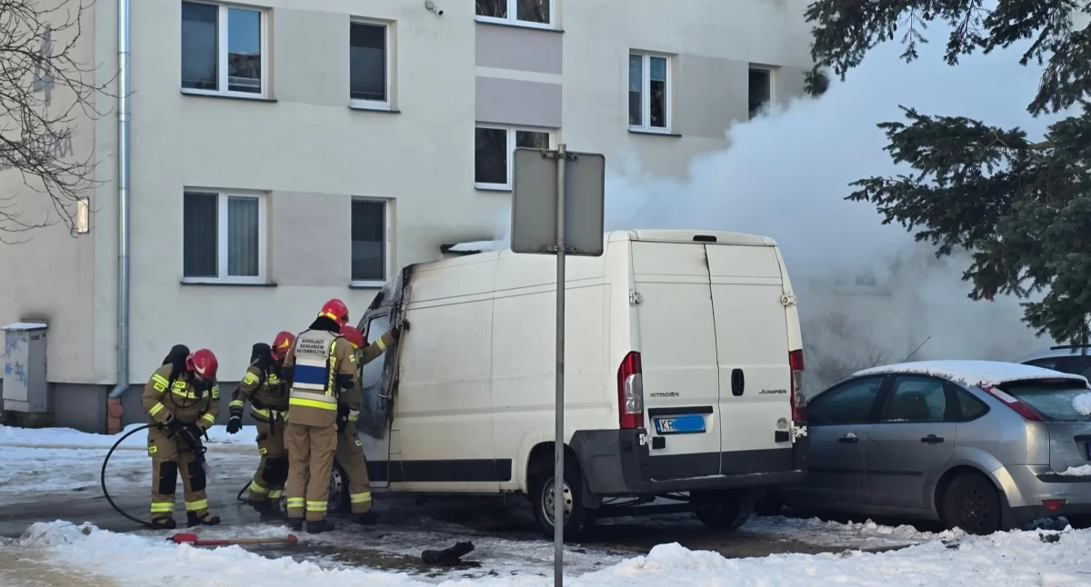Pożar samochodu na parkingu przy ul. Bieszczadzkiej w Siedlcach. Interweniowała straż pożarna (video)
