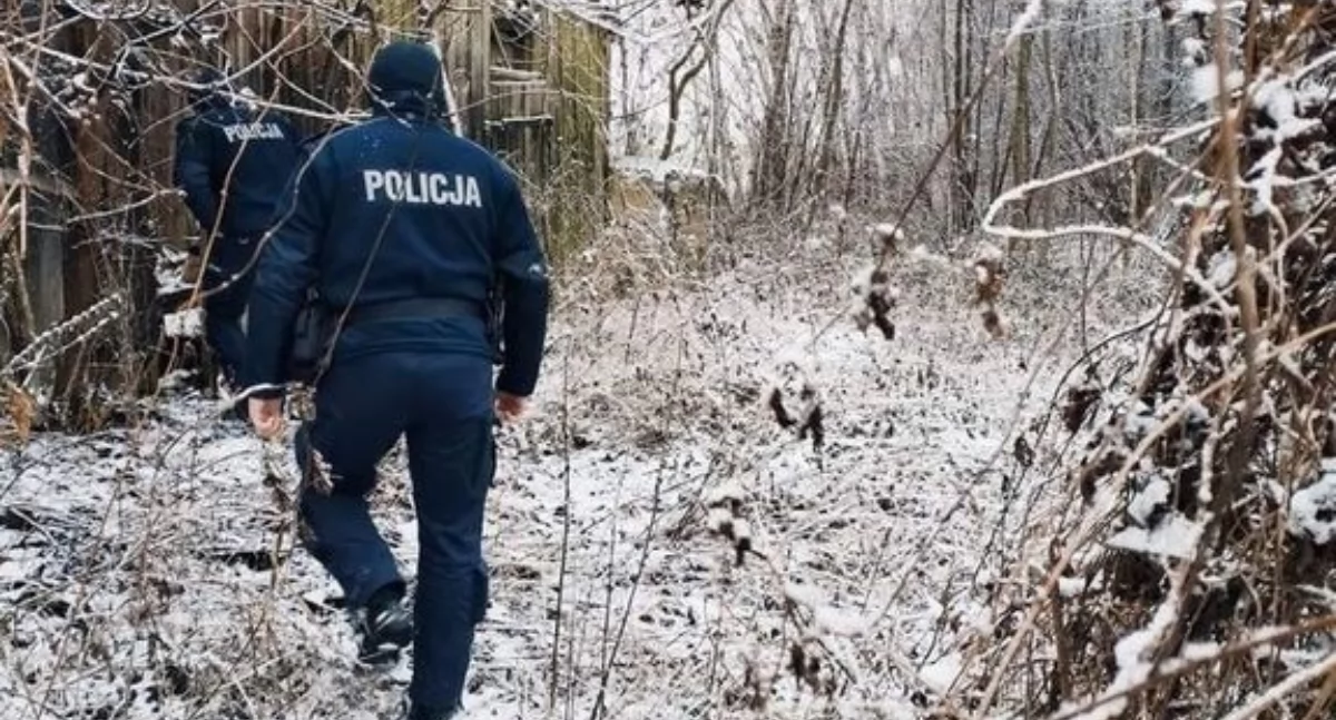 Nocne poszukiwania w gminie Sobolew. Policjanci odnaleźli wychłodzonego mężczyznę w lesie