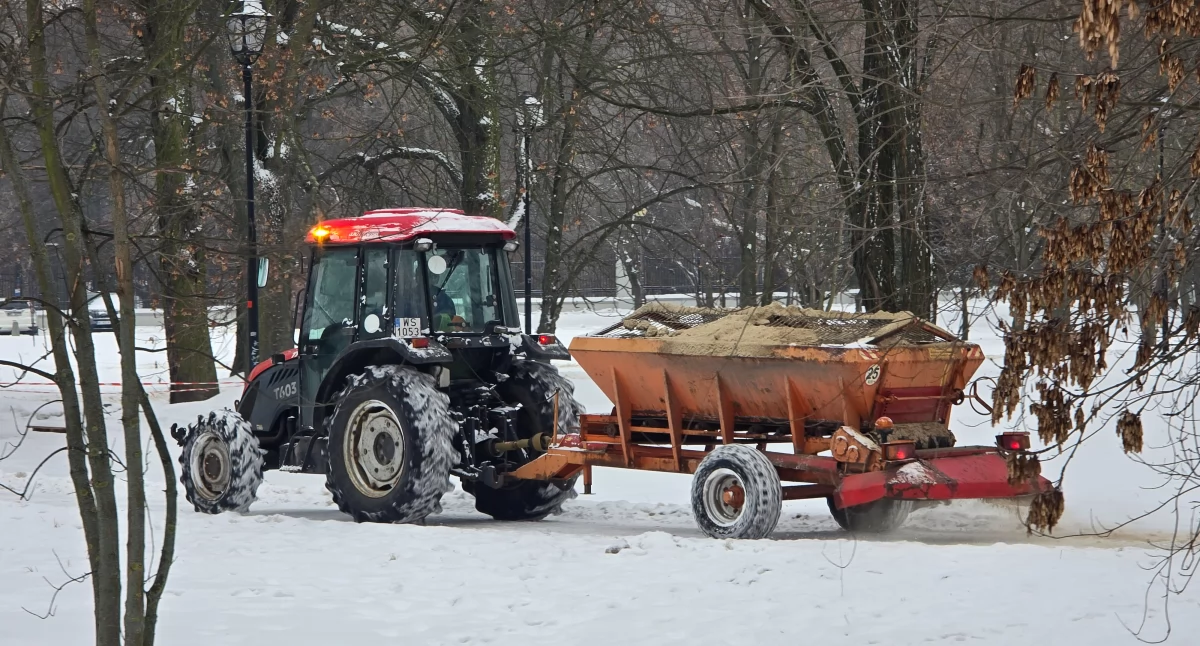 Naczelnik wydziału dróg odpowiada na krytykę zimowego utrzymania chodników. „Cudów nie będzie, są granice fizyki i przepisów”