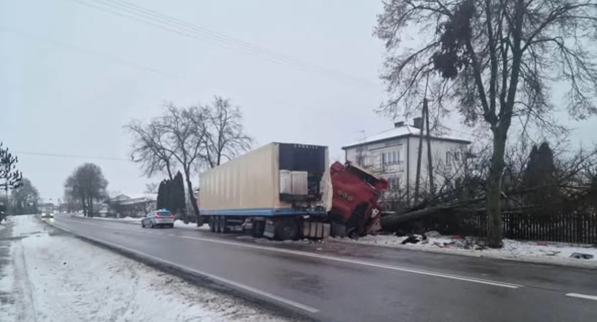Gmina Bielany: Ciężarówką w drzewo. Jedna osoba poszkodowana