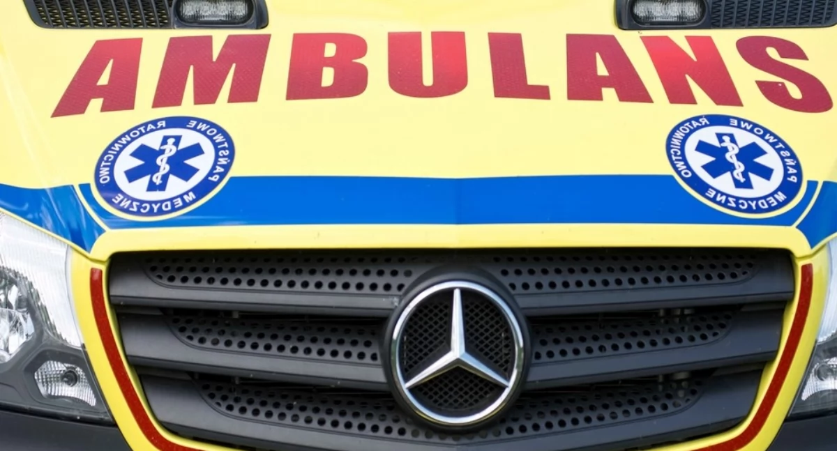 Wypadek w Przyworach Dużych. Samochód uderzył w drzewo, są utrudnienia w ruchu