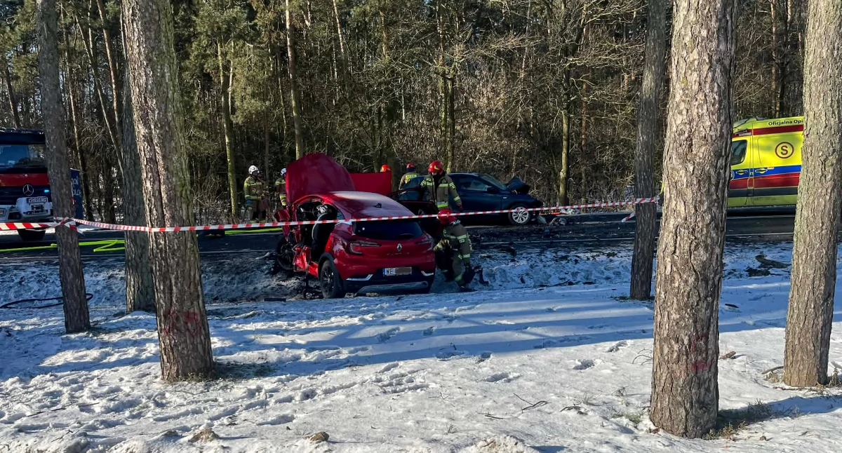 Czołowe zderzenie w Podnieśnie. Droga całkowicie zablokowana! AKTUALIZACJA Jedna osoba nie żyje!