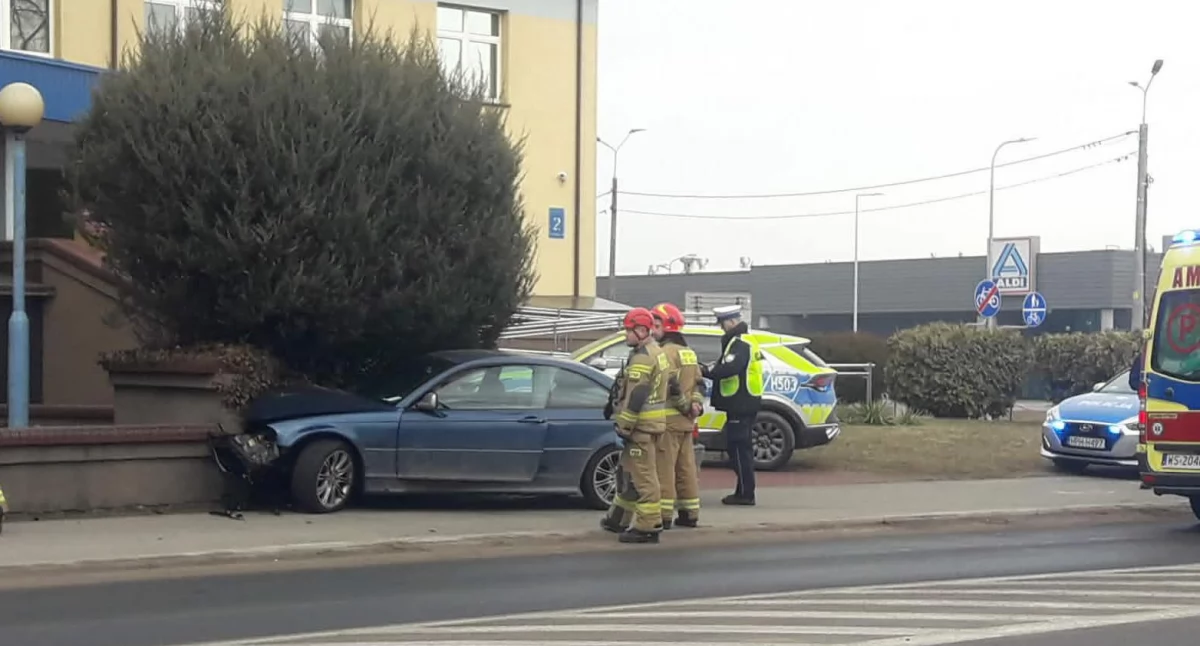 Sokołów Podlaski: Samochód uderzył w murek przy budynku ZUS.