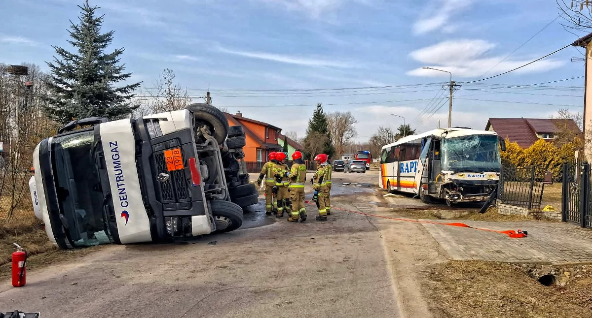 Zderzenie cysterny z autokarem w Posiadałach. Sześć osób poszkodowanych, droga zablokowana AKTUALIZACJA!