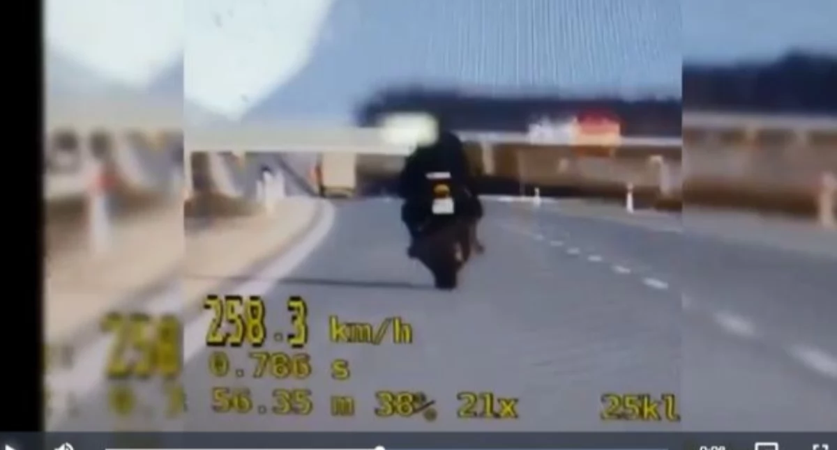 Pirat drogowy na A2: motocyklista pędził 251 km/h – bez prawa jazdy! (film)