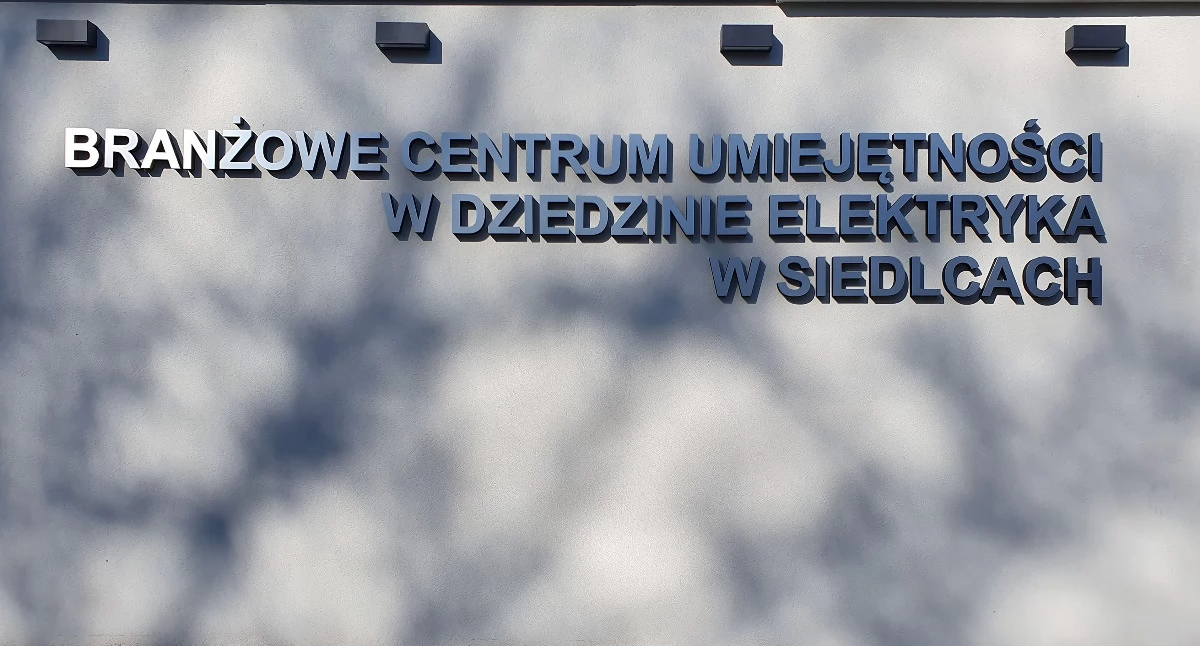 Uczniowie z Warszawy na zajęciach w Siedlcach. Praktyczna nauka elektryki w BCU nr 1