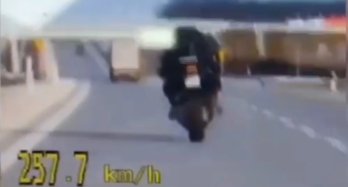 Pędził motocyklem ponad 250 km/h i nie miał uprawnień (video)