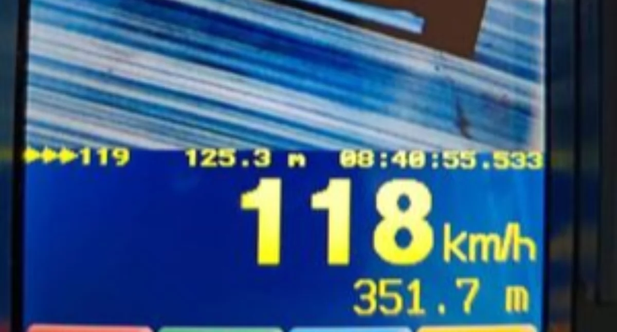 118 km/h w terenie zabudowanym. 73-latek stracił prawo jazdy i dostał wysoki mandat