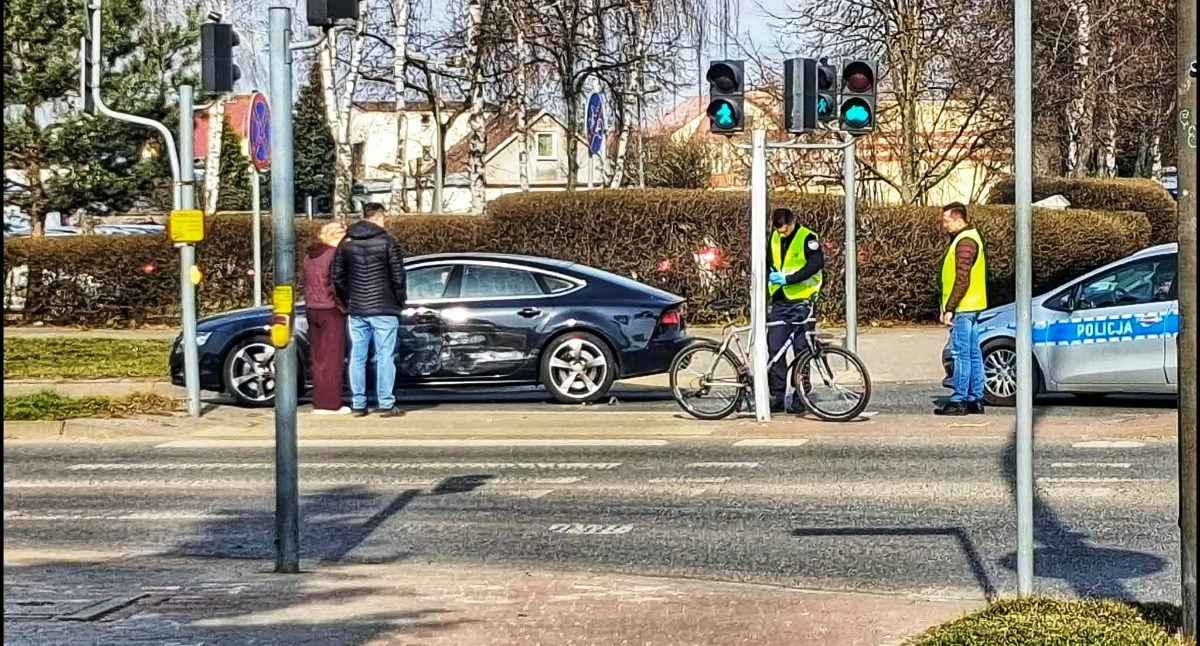 Zderzenie auta z rowerzystą w Siedlcach. Utrudnienia na ważnym skrzyżowaniu