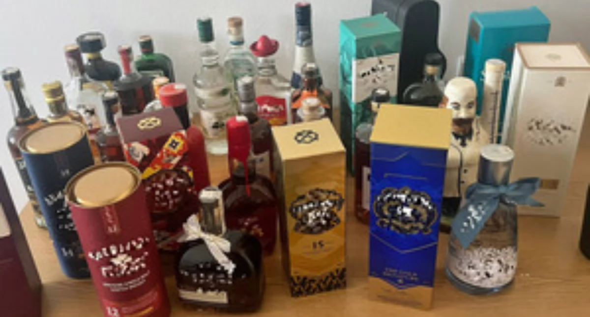Kradła drogi alkohol i kosmetyki przez kilka tygodni. Wpadła w sklepie