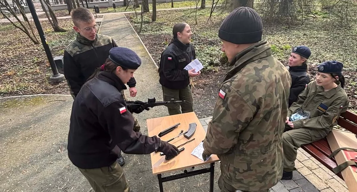 Bieg na orientację w Parku Aleksandria w Siedlcach. Uczniowie sprawdzili się w trudnych warunkach