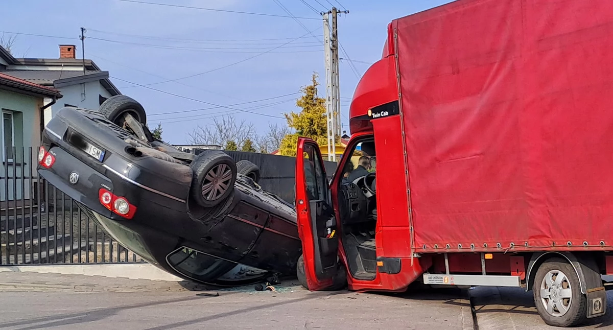 Zderzenie dwóch aut w Golicach. Volkswagen dachował