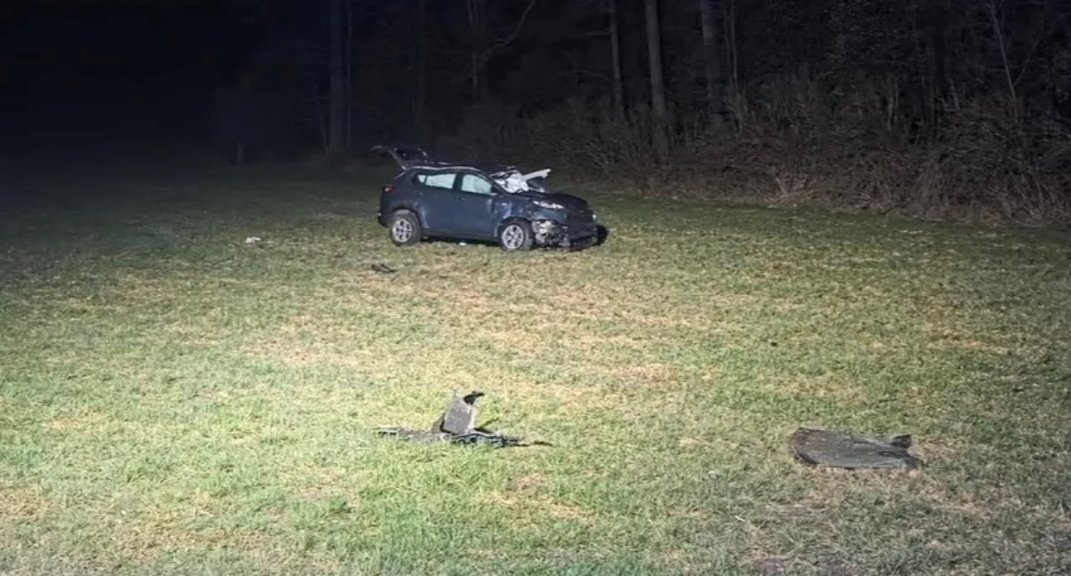 Dachowanie na DK2 w Tchórzewie Plewkach. Auto wypadło z drogi