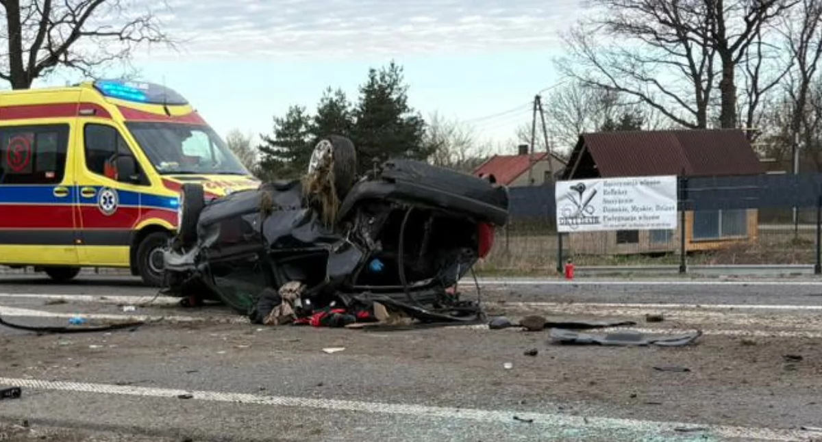 Wypadek w Nowych Osinach. Dachowanie i śmigłowiec LPR na miejscu