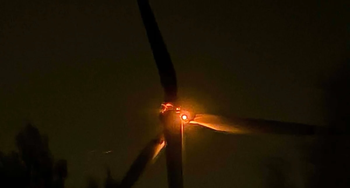 Nocna akcja strażaków w Rządzy. Płonęła turbina wiatrowa i młodnik
