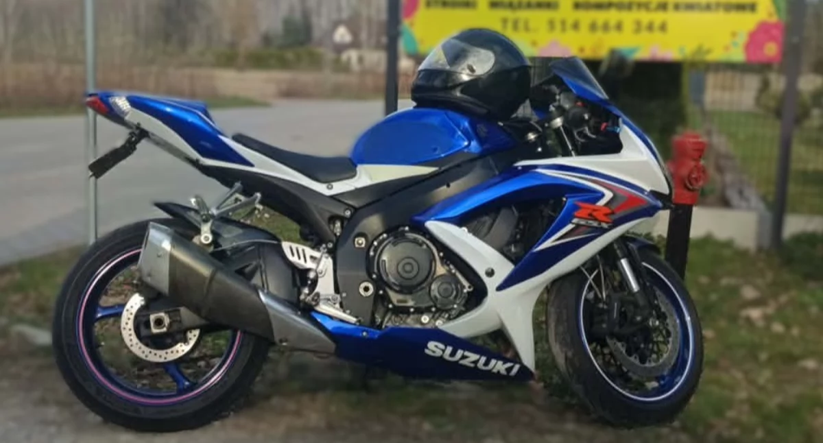 Motocyklista „na jednym kole” zatrzymany przez policję. Okazało się, że nie miał prawa jazdy
