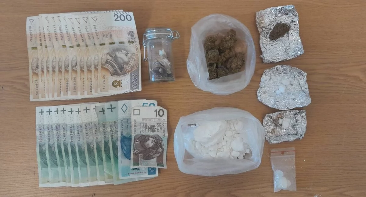 Kokaina, marihuana, mefedron i sprzęt do uprawy konopi