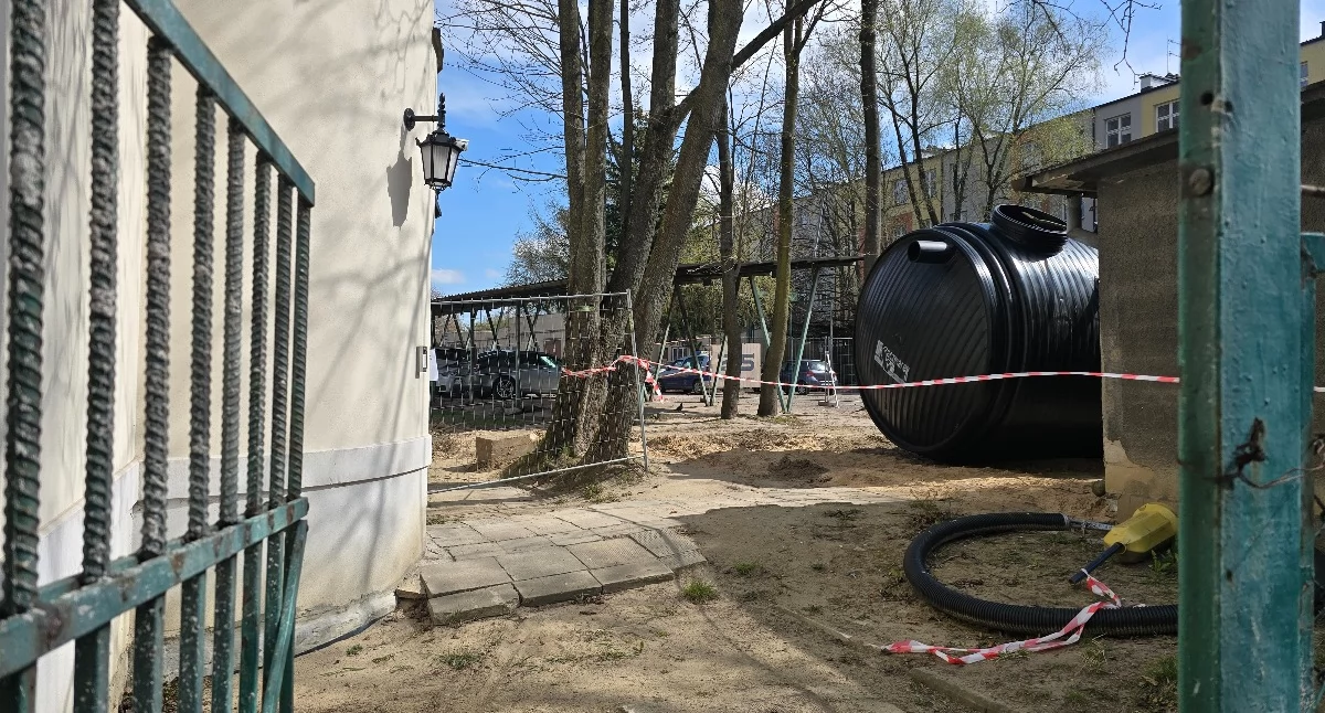 Przy okazji montażu zbiornika poprawią też chodniki. Trwają prace na dziedzińcu MOPR w Siedlcach