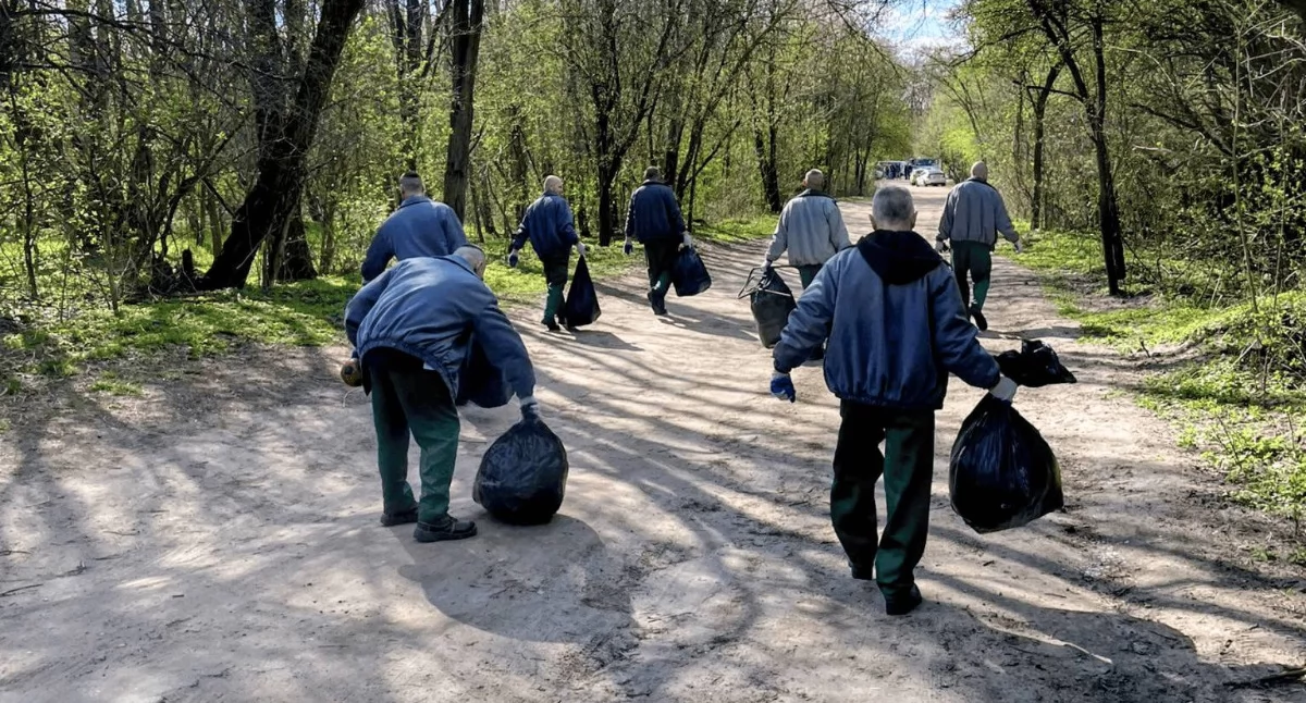 Siedlce. Osadzeni sprzątali Muchawkę. Włączyli się w ogólnopolską akcję