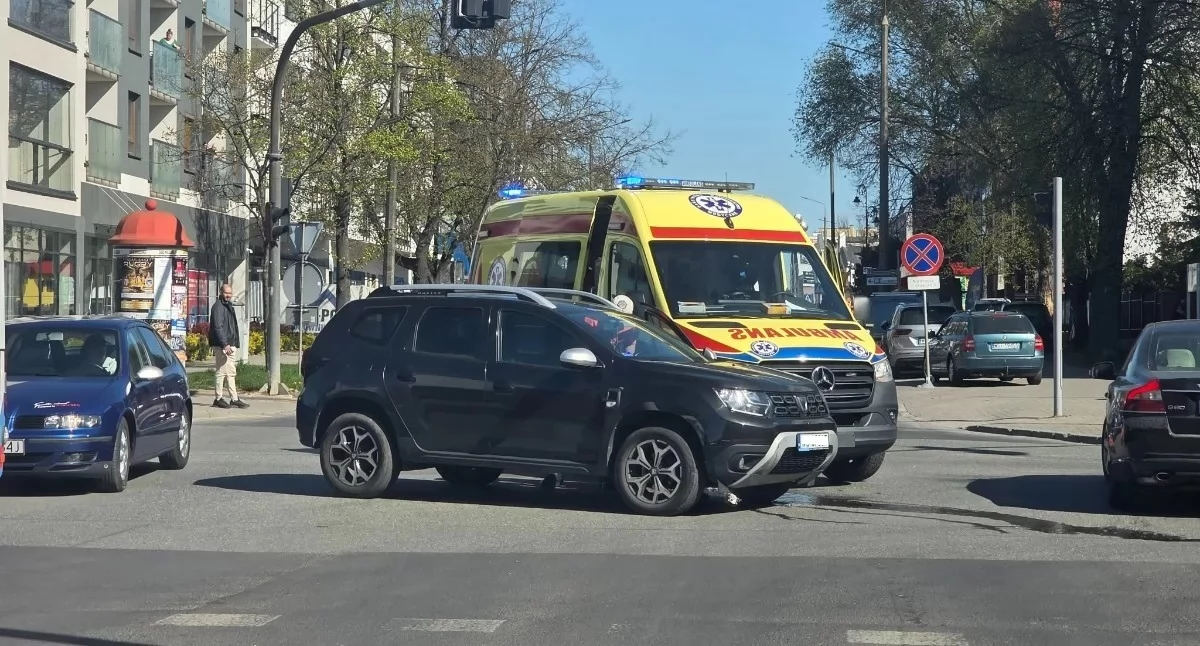 Zderzenie karetki z samochodem osobowym w centrum Siedlec