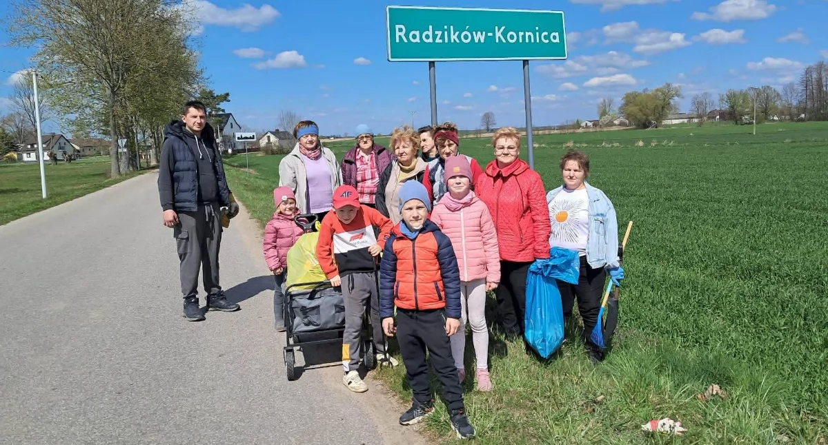 Ponad 120 worków śmieci i setki rąk do pracy. Mieszkańcy posprzątali gminę Mordy