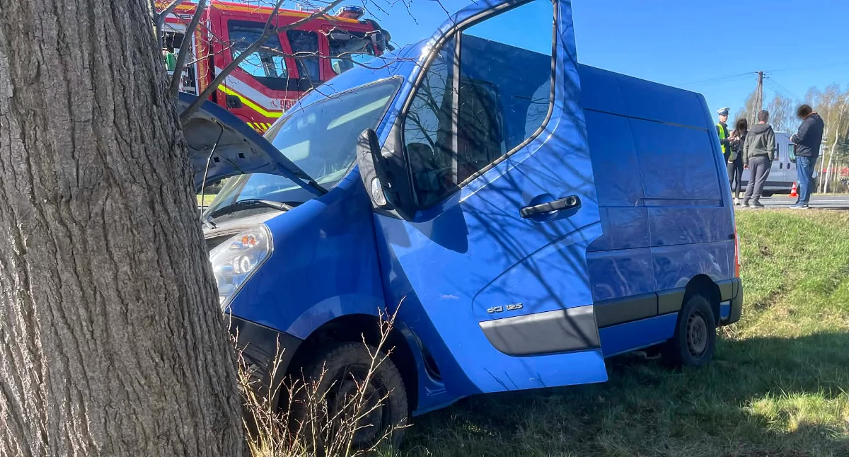 Groźne zderzenie na DK92. Bus i osobówka, jedna osoba poszkodowana