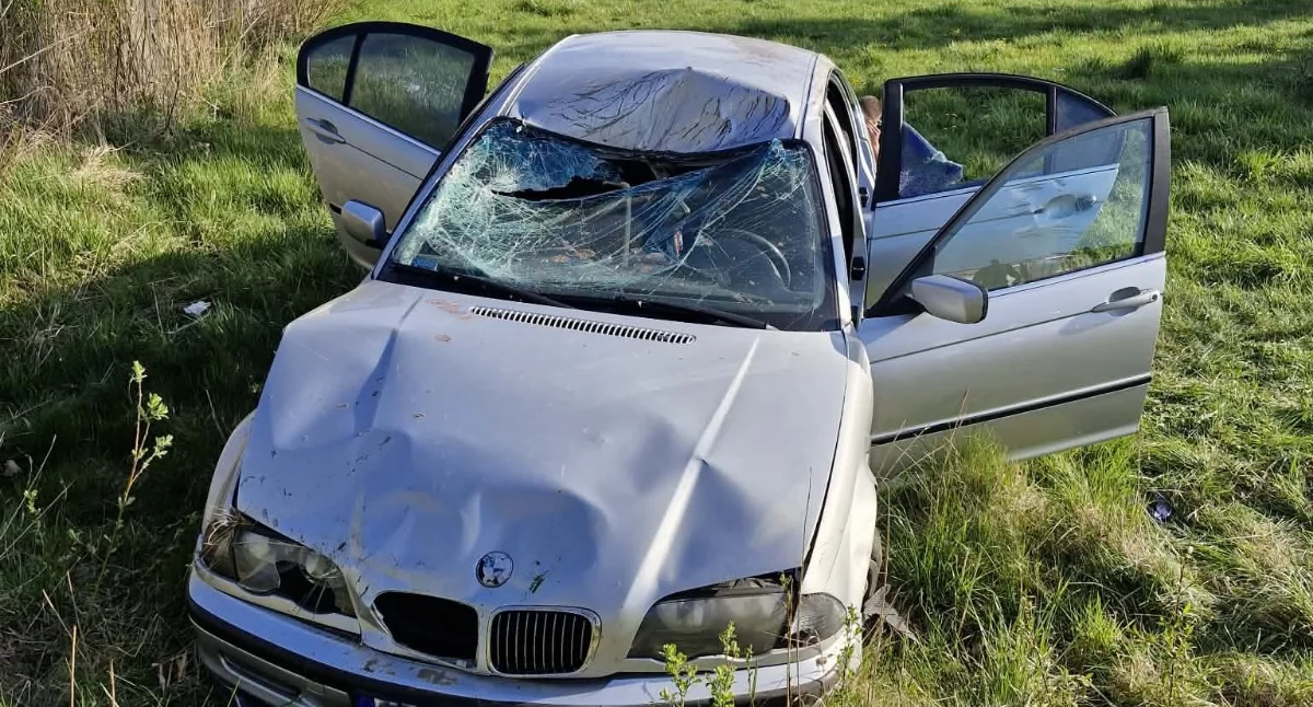 Dachowanie BMW w Starym Puznowie. 18-latek stracił panowanie nad autem