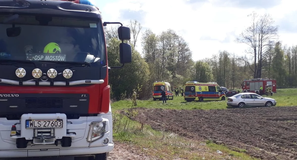 Dachowanie BMW w Mostowie. Kierujący 18-latek trafił do szpitala