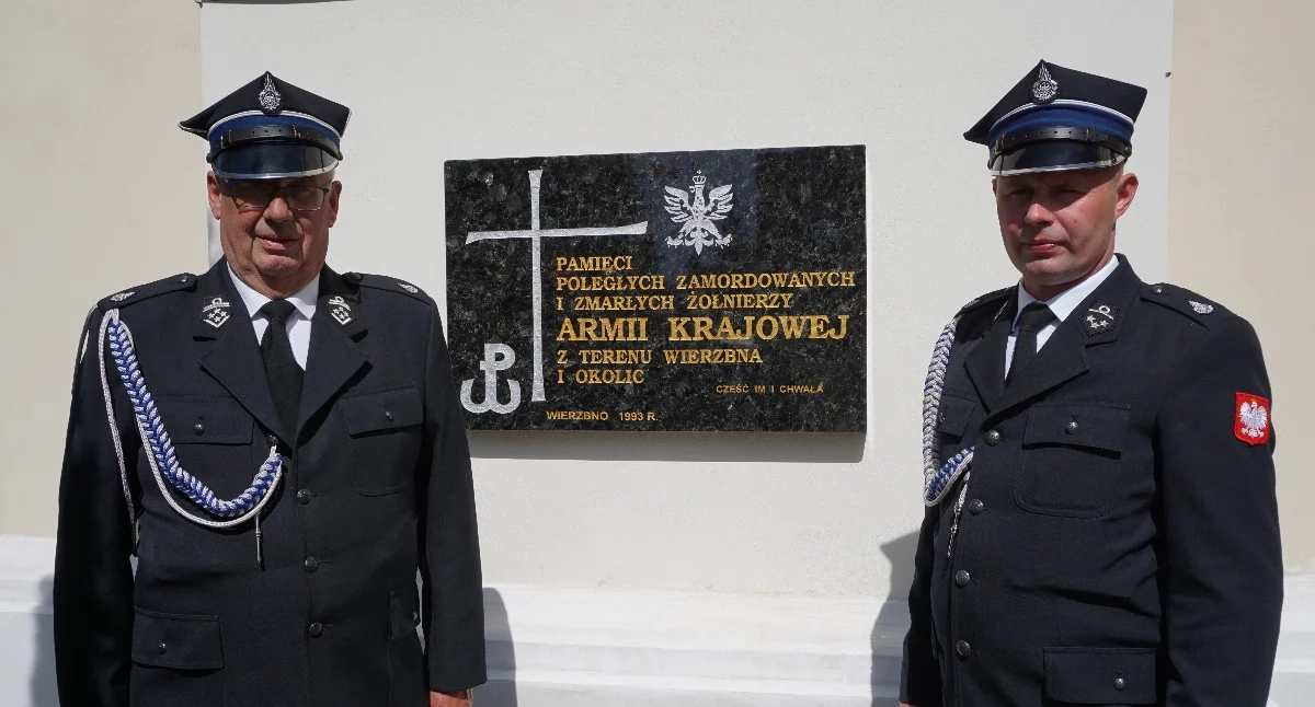 3 maja w Wierzbnie: Poświęcono odrestaurowaną tablicę pamięci żołnierzy Armii Krajowej